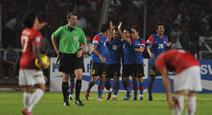 Para pemain Timnas Indonesia hanya bisa terdiam, kontras dengan timnas Malaysia usai membobol gawang Indonesia di final leg kedua Piala AFF 2010 di Jakarta. (AFP/Bay Ismoyo)