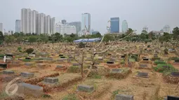 Kondisi makam di Tempat Pemakaman Umum (TPU) Karet Bivak, Jakarta, Rabu (7/10/2015).  Pengamat Tata Kota dari Universitas Trisakti Nirwono Yoga memprediksi DKI Jakarta akan mengalami krisis lahan makam pada 2017. (Liputan6.com/Gempur M Surya)