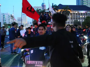 Ratusan mahasiswa Trisakti melakukan unjuk rasa di kawasan Patung Kuda, Jakarta, Jumat (12/5/2023). Aksi tersebut dalam rangka memperingati 25 tahun tragedi penembakan mahasiswa Trisakti tanpa kejelasan. (merdeka.com/Imam Buhori)