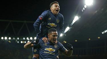 Gelandang Manchester United, Anthony Martial, merayakan gol yang dicetaknya ke gawang Arsenal bersama Jesse Lingard. (AFP/Ian Kington)