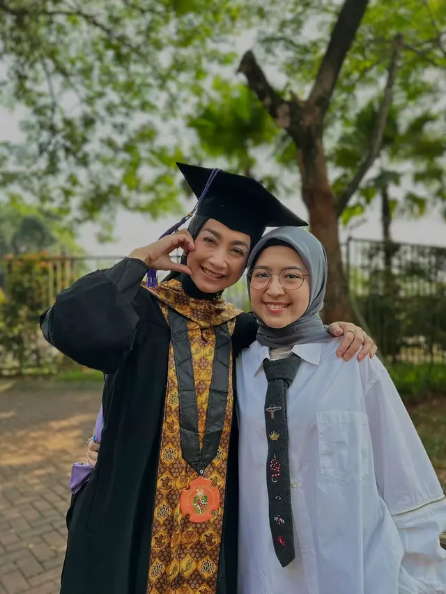 Potret Desy Ratnasari Wisuda