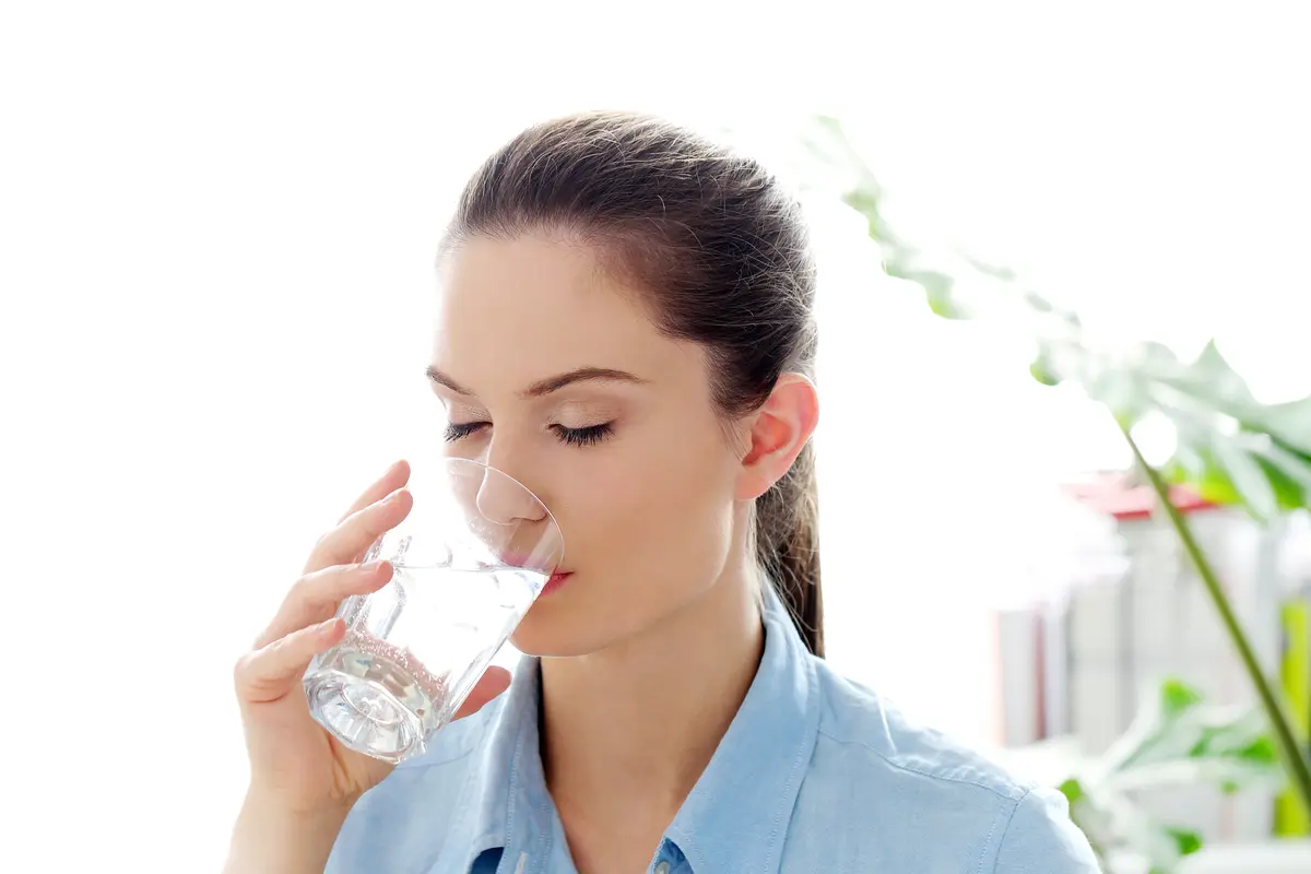 Ilustrasi Minum Air Putih (sumber: freepik)