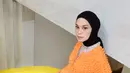 Dulu penampilan pakai outfit monokrom adalah yang paling aman. Sekarang, gaya Tantri Namirah yang bold, suka pakai outfit tabrak warna dan motif seperti ini telah menjadi tren dan keren dilihat. Tantri Namirah mengenakan inner bernuansa abu-abu yang ditumpuknya dengan outer oranye bertekstur duri, dipadu celana panjang bermotif leopard. [Foto: Instagram/tantrinamirah]