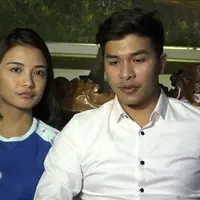 Meskipun sudah menikah, Glenn Alinskie dan Chelsea Olivia tidak membatasi adegan mesra yang harus mereka lakukan dengan lawan main. Selain itu, mereka juga tidak menunda untuk memiliki momongan meskipun sedang terikat di sinetron ‘Rahasia Cinta’.