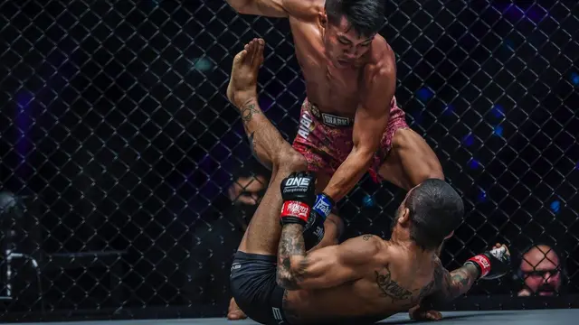 Pertarungan Adrian Mattheis melawan Alex Silva di One Championship Maret lalu