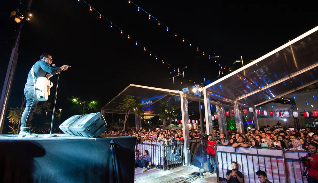 David vokalis band Naif menyapa fans setia 'KawaNaif' dan penonton yang hadir. (Dezmond Manullang/Bintang.com)