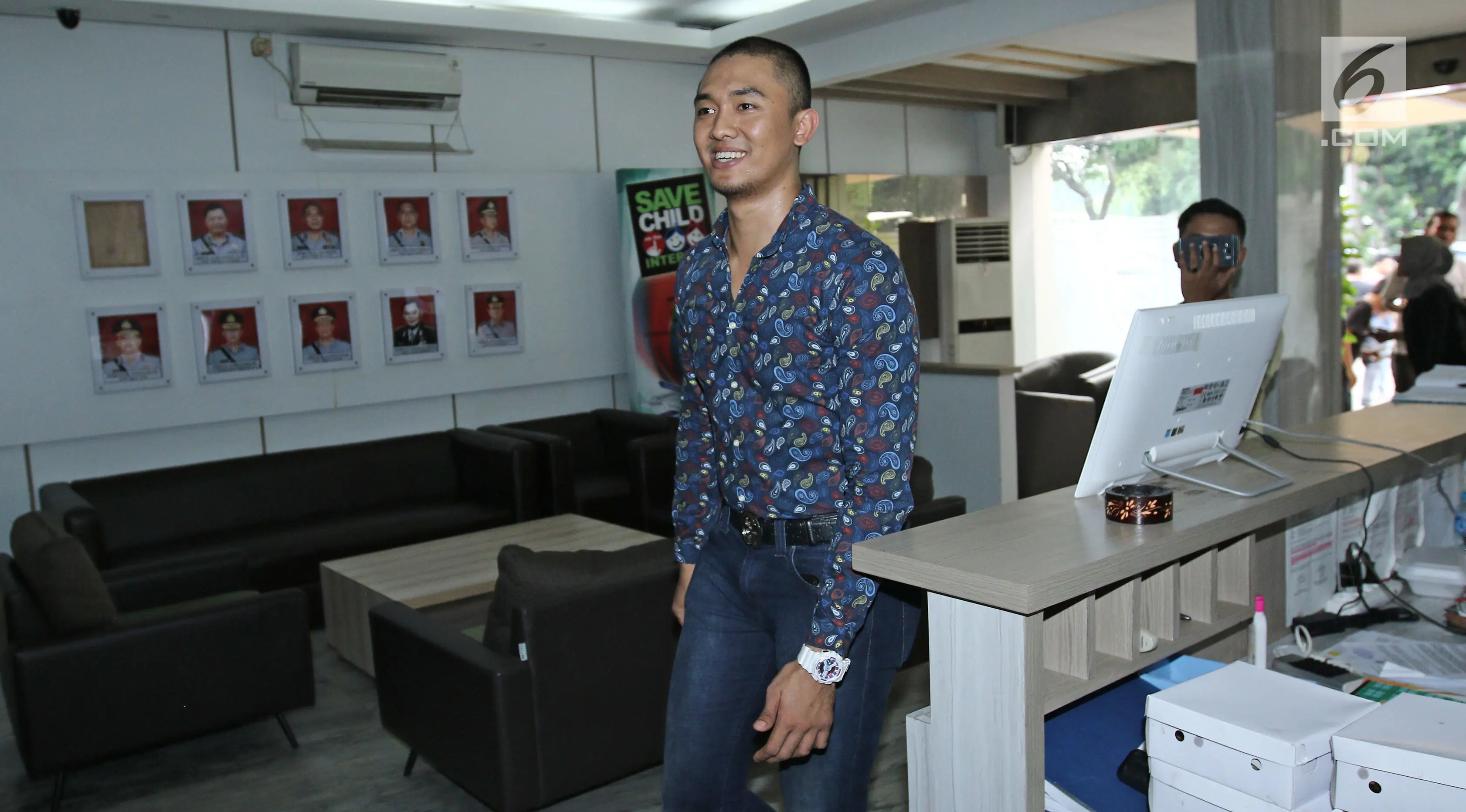 Komika Rizky Firdaus Wijaksana atau Uus memasuki gedung Ditreskrimsus Polda Metro Jaya, Selasa (24/10). Uus memberi kesaksian dari pihak Nikita Mirzani atas cuitan penghinaan terhadap Panglima TNI Jenderal Gatot Nurmantyo. (Liputan6.com/Herman Zakharia)