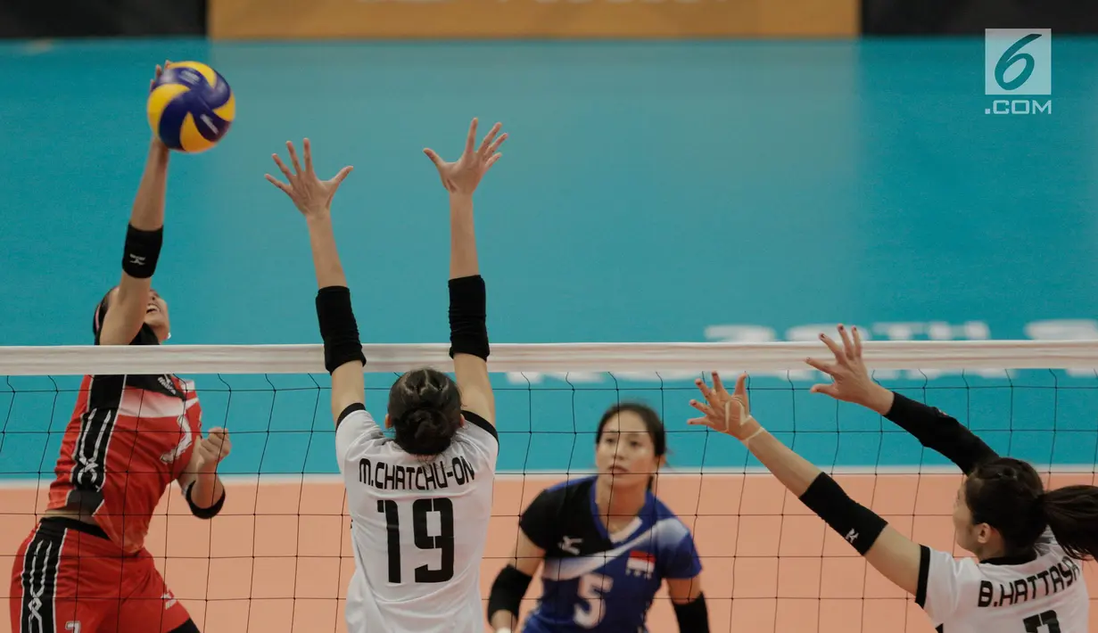 Timnas voli putri Indonesia Ayu Salsabila Nandita melakukan smash saat melawan Thailand dalam laga final Sea Games 2017 di MITEC, Kuala Lumpur, Malaysia, Minggu (27/8). Dengan kekalahan itu Indonesia mendapatkan medali perak. (Liputan6.com/Faizal Fanani)
