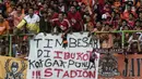 Suporter Persija Jakarta, The Jakmania, memberikan dukungan saat melawan Barito Putera pada laga Liga 1 di Stadion Patriot, Jawa Barat, Selasa (30/10). Persija menang 3-0 atas Barito. (Bola.com/Vitalis Yogi Trisna)