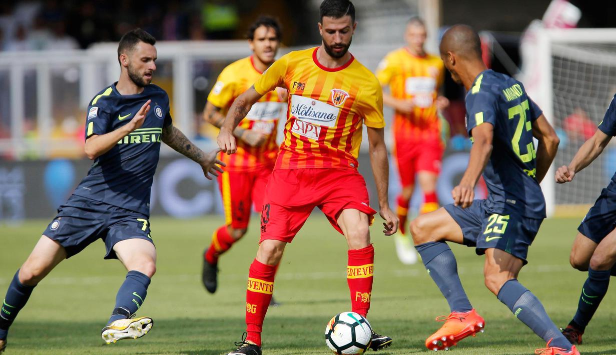 Pemain Benevento, Pietro Iemmello (tengah) berusaha melewati adangan pemain Inter Milan pada lanjutan Serie A di Ciro Vigorito Stadium, Benevento, (01/10/2017). Inter Milan menang 2-1. (Mario Taddeo/ANSA via AP)