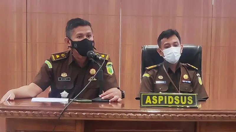 Asisten Pidana Khusus Kejati Riau Trijoko SH dan Kasi Penyidikan Rizky menjelaskan perkembangan korupsi bansos dan hibah di Kabupaten Siak.