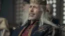 Paddy Considine sebagai King Viserys Targaryen dalam House of the Dragon. (Foto: Ollie Upton / HBO)