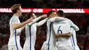 Pemain Inggris, Chris Smalling, disambut rekan-rekannya setelah mencetak gol ke gawang Portugal dalam laga persahabatan di Stadion Wembley, London, Kamis (2/6/2016). (AFP/Adrian Dennis)