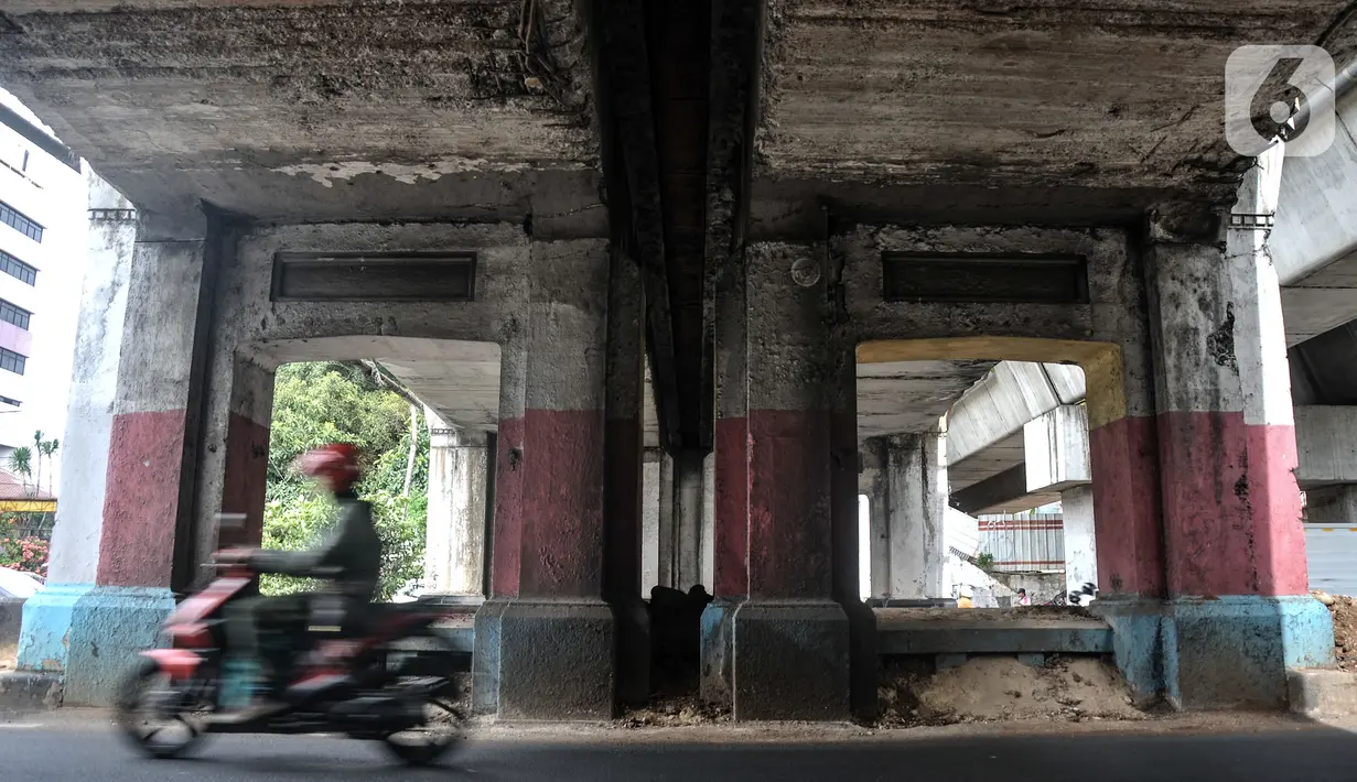 Pengendara sepeda motor melintas di bawah Jembatan Kereta Matraman, Jakarta Timur, Senin (10/1/2022). Jembatan Kereta Matraman menjadi satu dari 14 objek yang ditetapkan sebagai cagar budaya oleh Dinas Kebudayan DKI Jakarta. (merdeka.com/Iqbal S. Nugroho)