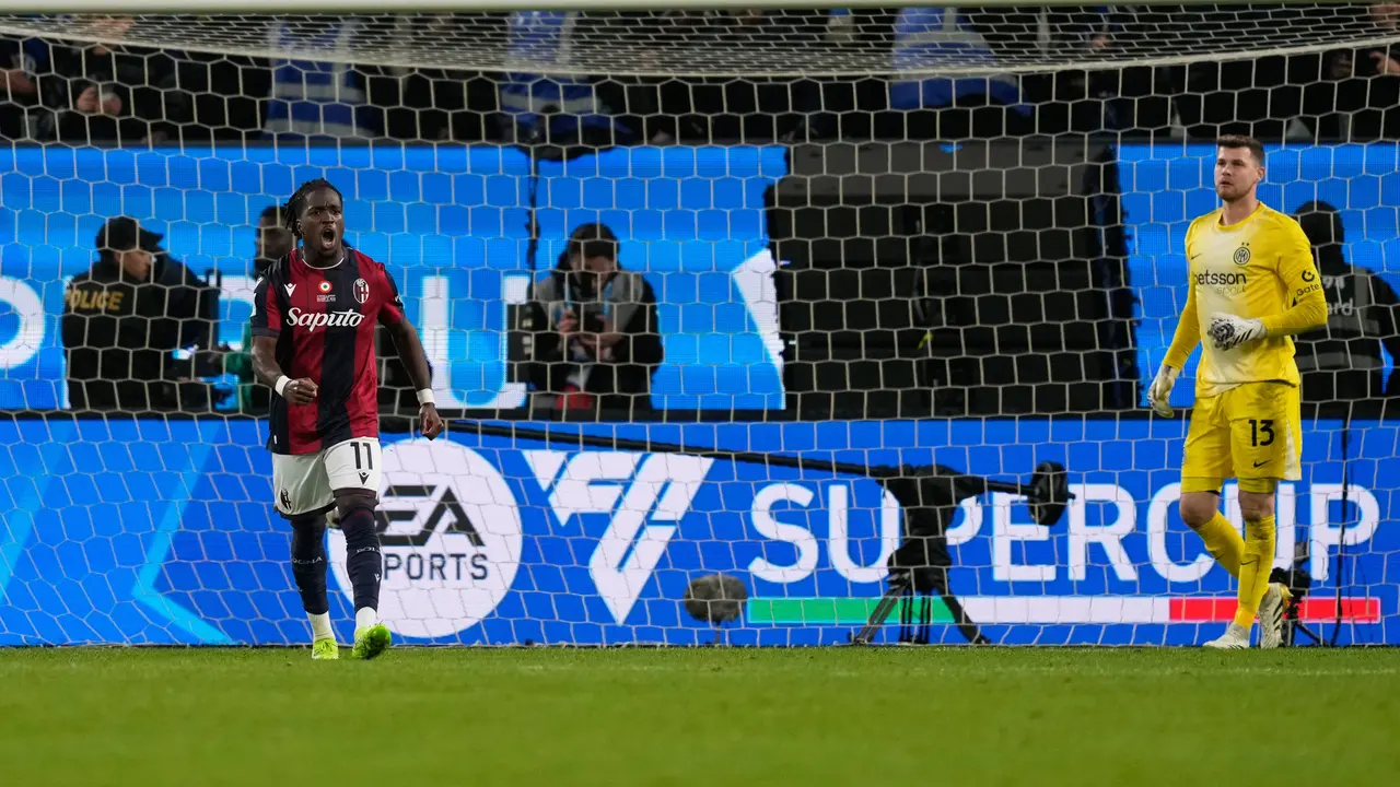 Pemain Bologna, Jonathan Rowe, merayakan gol yang dicetaknya dalam adu penalti pada laga semifinal Supercoppa Italiana antara Bologna vs Inter Milan