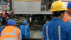 Setelah mengalami anjlok tadi pagi, saat ini proses evakuasi badan KRL di stasiun Manggarai masih dilakukan. 
