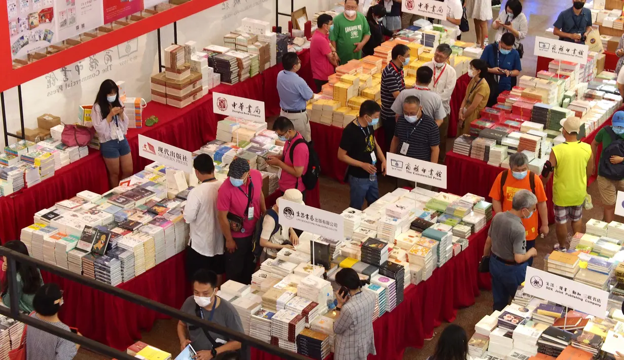 Para pengunjung terlihat di Pameran Buku Shanghai 2020 di Shanghai, China timur (12/8/2020). Pameran Buku Shanghai 2020 dimulai 12 dan 18 Agustus harus mendaftar dengan nama asli mereka, menunjukkan kode kesehatan, memakai masker, dan memeriksa suhu. (Xinhua/Ren Long)