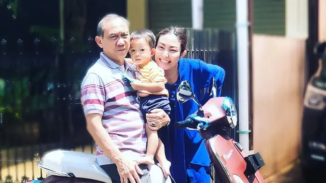 6 Potret Kedekatan Ayu Dewi dan Ayahnya yang Jarang Terekspos