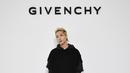 Jadi keluarga baru Givenchy, Taeyang tampil swag dengan ripped hoodie, black jeans, dan sepatu hitam [Givenchy]