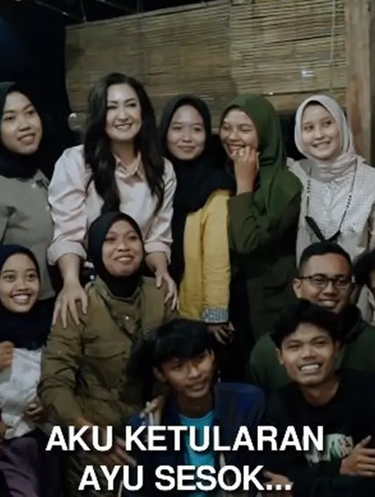 Selain menyapa warga, mantan istri Zack Lee ini juga ramah terhadap orang-orang yang ia temui. Seperti momen saat dirinya bertemu dengan sekelompok mahasiswa dari Universitas Tidar ini. Keseruan itu rupanya tidak sengaja tercipta saat bertemu di sebuah tempat makan. (Liputan6.com/IG/@nafaurbach)