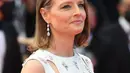 Aktris dan sutradara Jodie Foster juga terlihat memukai dengan sepasang anting emas putih 18 karat dari Red Carpet Collection yang menampilkan berlian berbentuk buah pir 22,01 karat. (Foto: Chopard)