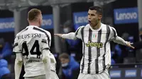 Penyerang Juventus, Cristiano Ronaldo berselebrasi setelah mencetak gol kedua untuk timnya ke gawang Inter Milan pada semifinal Coppa Italia leg pertama di San Siro, Rabu (3/2/2021) dini hari WIB.  Juventus membuka peluang untuk lolos final Coppa Italia usai kalahkan Inter 2-1. (AP Photo/Luca Bruno)