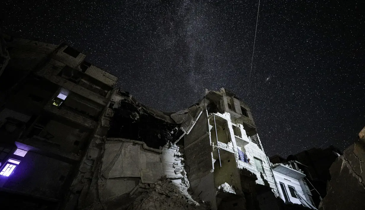 Galaksi Bima Sakti menghiasi langit malam terlihat dari Kota Ariha, Provinsi Idlib, Suriah, Sabtu (27/6/2020). (Omar HAJ KADOUR/AFP)