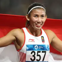 Pelari Indonesia, Emilia Nova, melakukan selebrasi usai berlaga pada nomor 100 meter lari gawang Asian Games di SUGBK, Jakarta, Minggu (26/8/2018). Emilia Nova menyabet medali perak setelah membukukan waktu 13,33 detik. (Bola.com/Peksi Cahyo)