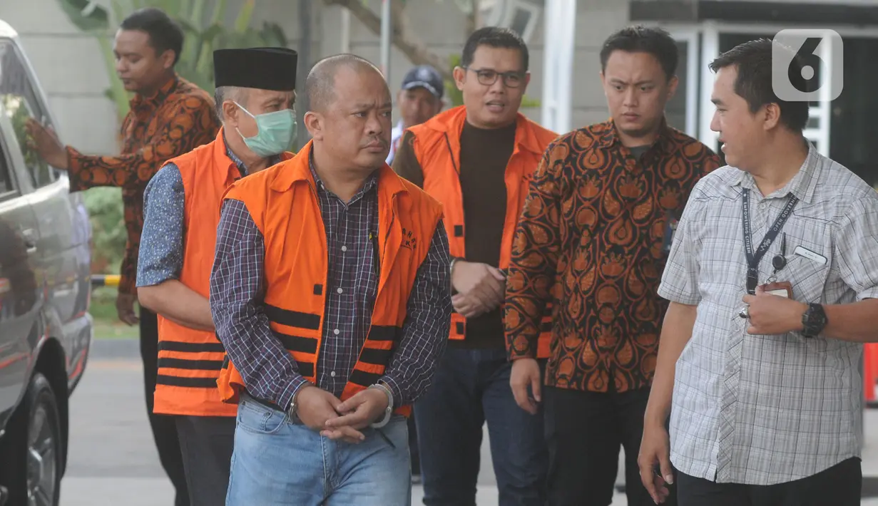Tiga tersangka anggota DPRD Jambi Gusrizal, Elhelwi dan Sufardi Nurzain bersiap menjalani pemeriksaan di gedung KPK, Jakarta, Rabu (20/11/2019). Berkas perkara ketiganya terkait kasus ketok palu RAPBD tahun 2017 dan RAPBD 2018 telah lengkap (P21) dan siap untuk disidangkan. (merdeka.com/Dwi Narwoko)