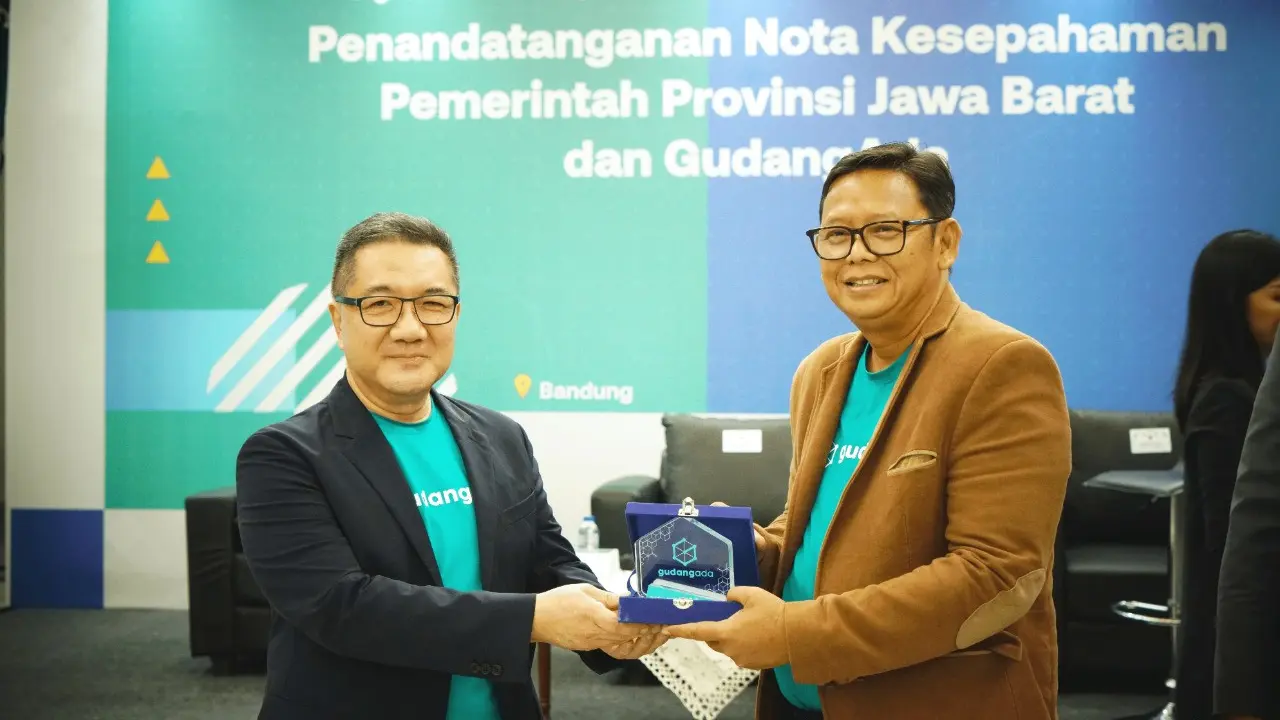 Founder CEO GudangAda, Stevensang dan Kepala Dinas Koperasi dan UKM Provinsi Jawa Barat, Drs. Kusmana Hartadji, MM