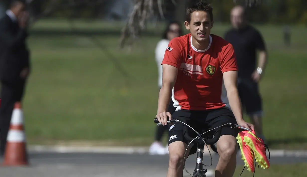 Pemain Timnas Belgia, Adnan Januzaj, berasal dari keluarga Kosovo - Albania yang bermigrasi ke Brussels, Belgia. Ayahnya memilih untuk bermigrasi dan menghindari direkrut sebagai pejuang rakyat oleh Angkatan Darat Yugoslavia. (AFP/Martin Bureau)
