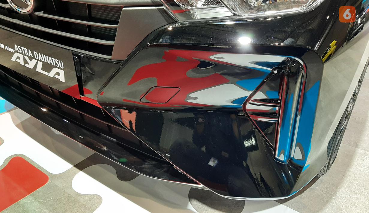 Bagian segitiga yang seperti tempat foglamp ini mengikuti warna body yang dipilih. Jika body mobil berwarna hitam bukan menjadi masalah berarti, tapi ketika diberikan warna lain selain hitam akan memberikan kesan murah berkat bumper yang terlihat sangat polos.