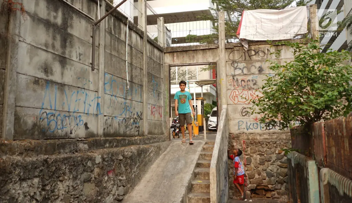 Warga berjalan di Kampung Kebon Melati, Jakarta Pusat, Selasa (24/9/2019). Kampung Kebon Melati semakin menyempit sejak tahun 1990-an. (Liputan6.com/Immanuel Antonius)