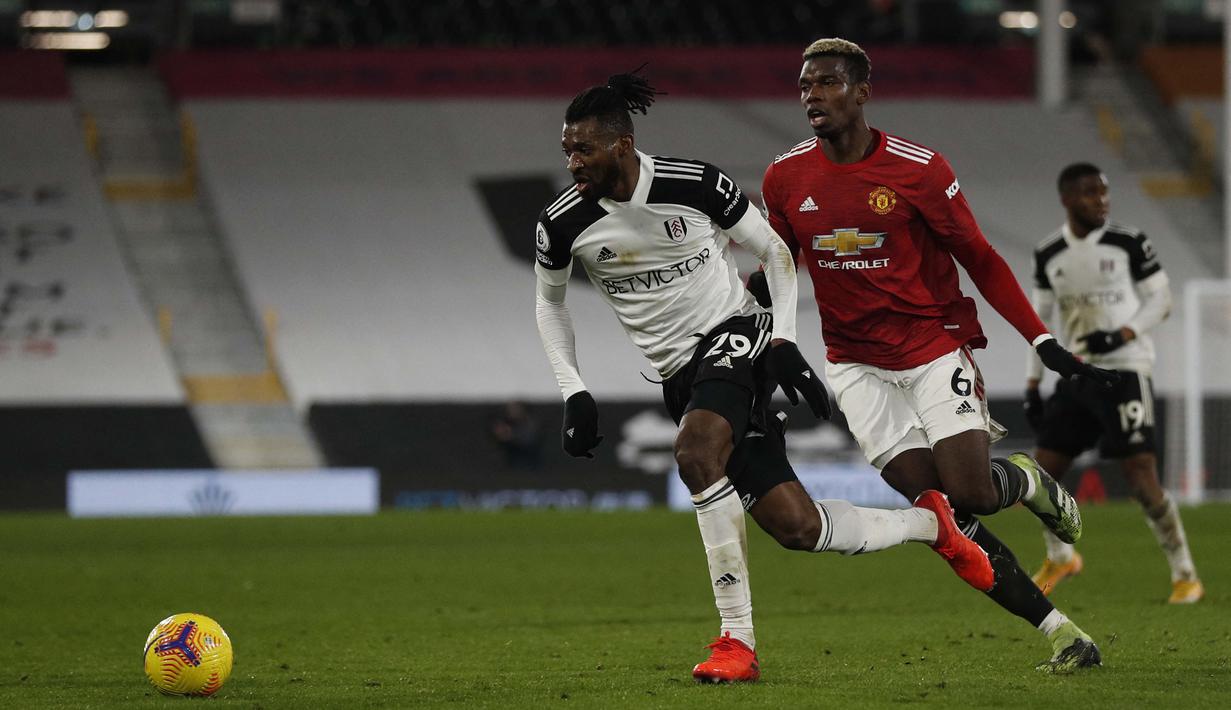 Nomor lima ada gelandang Fulham yakni Andre-Frank Zambo Anguissa (kiri). Dia telah melakukan 82 kali dribel sukses di Premier League. Tingkat kesuksesan dribel pemain 25 tahun juga sangat tinggi, 67.2 persen. (Foto: AFP/Pool/Adrian Dennis)