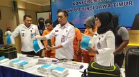 BNNP Jatim menggagalkan penyelundupan sabu-sabu dari Malaysia di sebuah hotel Surabaya. (Liputan6.com/ Dian Kurniawan)