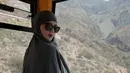 <p>Di sana, ibu dua anak tersebut juga berkesempatan naik cable car. Dia berpose dalam balutan abaya dan french khimar. (Foto: Instagram/ paula_verhoeven)</p>