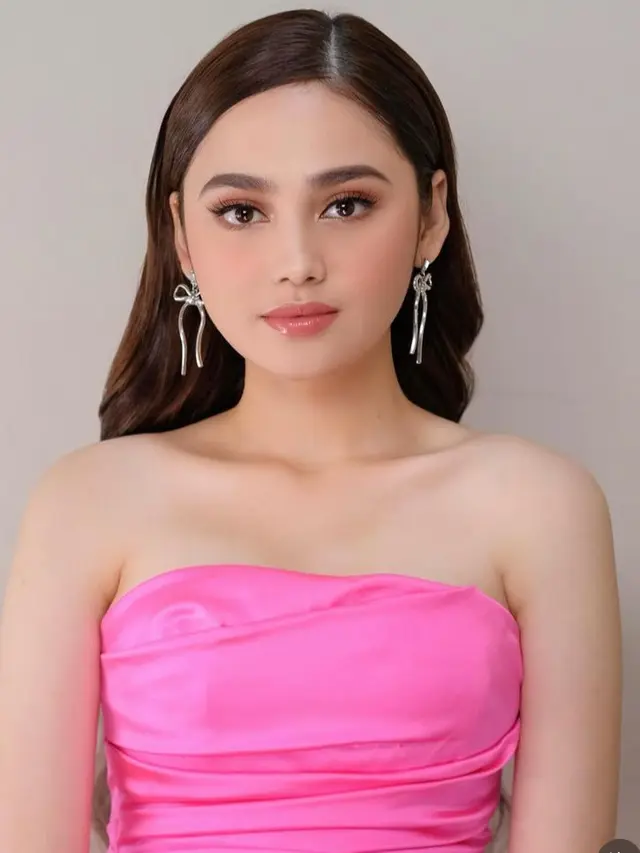 Syifa Hadju Dibalut Mini Dress Pink. [@marlenehariman]