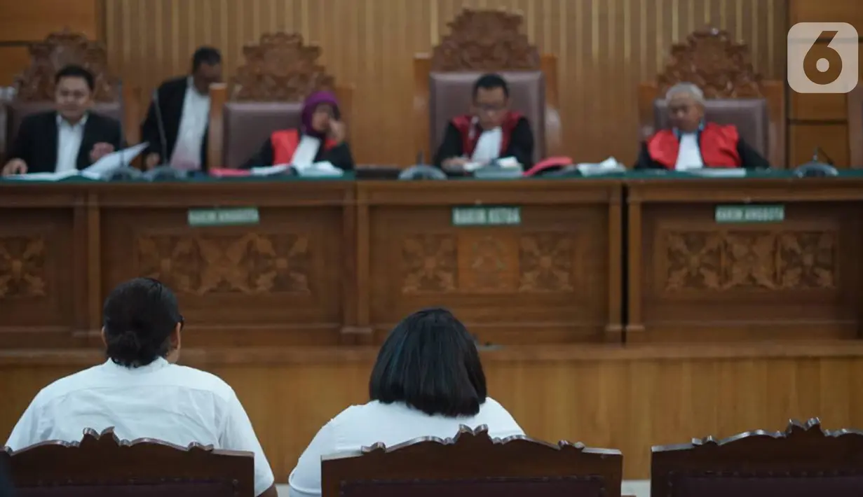 Komedian Tri Retno Prayudati atau Nunung (kanan) dan suaminya July Jan Sambiran (kiri) menghadiri sidang penyalahgunaan narkotika di PN Jakarta Selatan, Rabu (6/11/2019). Sidang pembacaan tuntutan terhadap keduanya ditunda karena jaksa belum siap dengan tuntutannya. (Liputan6.com/Immanuel Antonius)