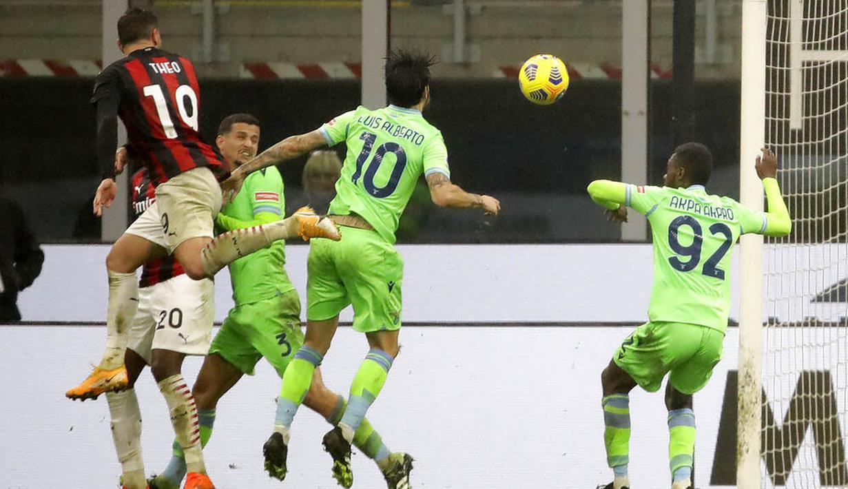 Pemain AC Milan, Theo Hernandez, mencetak gol ke gawang Lazio pada laga Liga Italia di Stadion San Siro, Rabu (23/12/2020). AC Milan menang dengan skor 3-2. (AP/Luca Bruno)