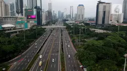 Foto aerial kendaraan melintas di Jalan Jenderal Sudirman, Jakarta, Selasa (24/3/2020). Sejumlah ruas jalan utama ibu kota lebih lengang dibandingkan hari biasa karena sebagian perusahaan telah menerapkan bekerja dari rumah guna menekan penyebaran COVID-19. (Liputan6.com/Faizal Fanani)