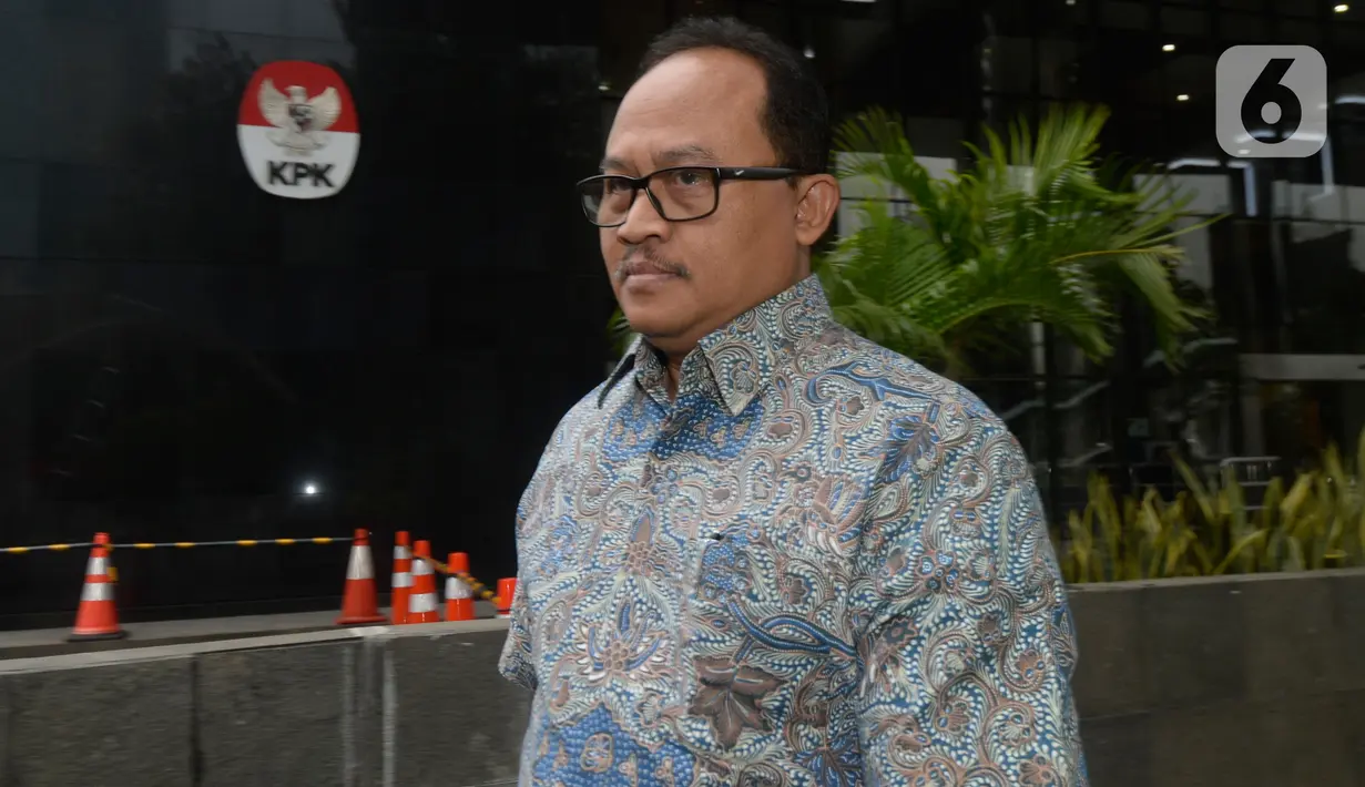 Direktur Utama PT Waskita Beton Precast Djarot Subana usai menjalani pemeriksaan di gedung KPK, Jakarta, Rabu (5/2/2020). Djarot Subana diperiksa untuk tersangka mantan Kepala Divisi II PT Waskita Karya Fathor Rachman. (merdeka.com/Dwi Narwoko)