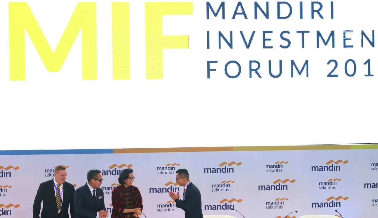 Menkeu Sri Mulyani (kedua kanan) saat menghadiri acara Mandiri Investment Forum (MIF) di Jakarta, Rabu (7/2). Bank Mandiri bersama Mandiri Sekuritas menggelar MIF 2018 untuk menginformasikan sejumlah peluang investasi potensial.(Liputan6.com/Angga Yuniar)