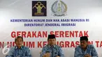 Dirjen Imigrasi, Ronny Sompie (tengah), Direktur Lalulintas keimigrasian, Maryoto Sumadi (kiri) dan Dir. Intelejen Keimigrasian, Sulistiono (kanan) memberikan keterang pers di Kementerian Hukum dan Ham, Jakarta, Jumat (28/10). (Liputan6.com/JohanTallo)