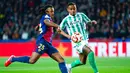 Pemain Barcelona, Jules Kounde, mencetak gol ke gawang Real Betis pada laga babak 16 besar Copa del Rey 2024/2025 yang dihelat di Estadi Olimpic Lluis Companys, Kamis (16/1/2025) dini hari WIB. (AFP/Manaure Quintero)