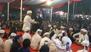 Perwakilan Tetua Adat Baduy, Menyerahkan Laksa, ke Pj Gubernur Banten. (Sabtu, 18/05/2024). (Yandhi Deslatama/Liputan6.com).