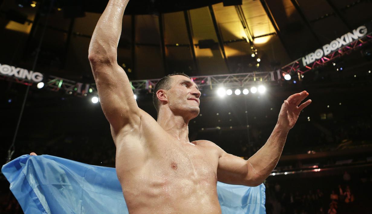 Wladimir Klitschko berselebrasi setelah mengalahkan Bryant Jennings di Madison Square Garden, Minggu (26/4/2015). (AP Photo/Frank Franklin II)