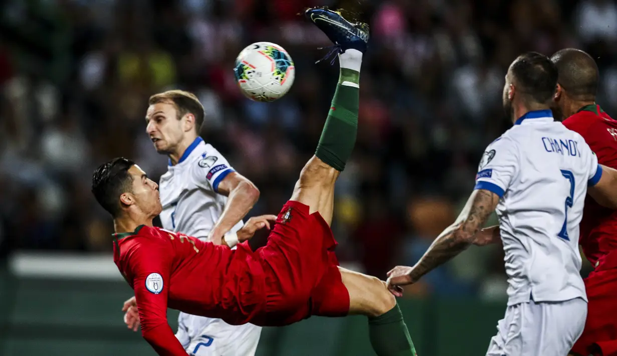 Striker Portugal, Cristiano Ronaldo, melakukan tendangan salto saat melawan Luksemburg pada laga Kualifikasi Piala Eropa 2020 di Stadion Jose Alvalade, Lisbon, Sabtu (11/10). Portugal menang 3-0 atas Luksemburg. (AFP/Carlos Costa)