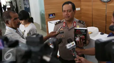 Kabagpenum Polri Brigjen Rikwanto menunjukkan buku Jokowi Undercover saat memberikan keterangan pers di Kadivhumas Polri, Jakarta, Selasa (3/1). (Liputan6.com/Johan Tallo)