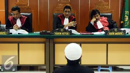 Majelis Hakim PN Jakarta Barat memberikan pertanyaan untuk saksi saat sidang lanjutan dengan terdakwa Aprimul Henry alias Mulbin Arifin di PN Jakarta Barat, Kamis (21/1/2016). Sidang untuk mendengarkan keterangan saksi. (Liputan6.com/Helmi Fithriansyah)