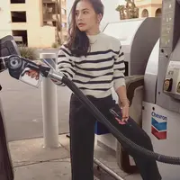 Dalam balutan pakaian kasual yang stylish, ia memilih untuk tampil effortless namun tetap chic, menunjukkan bahwa ia bisa tampil kece meski sedang berada di tempat yang tak terduga. [@prillylatuconsina96]